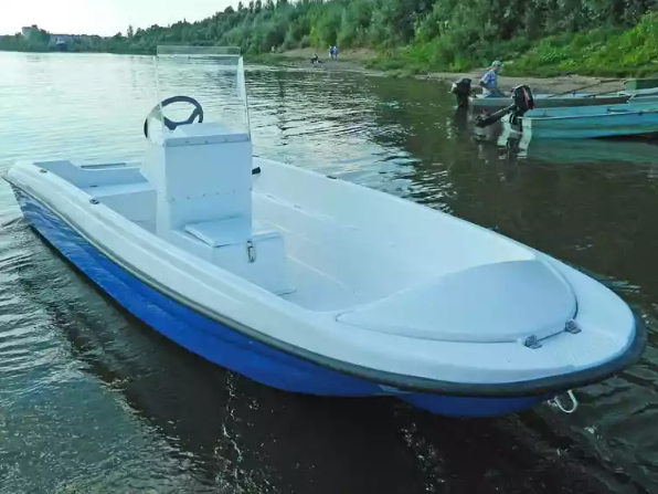 Стеклопластиковая лодка Пингвин с консолью (тримаран) в Хабаровске