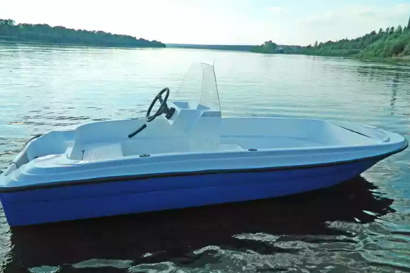 Стеклопластиковая лодка Пингвин с консолью (тримаран) в Хабаровске