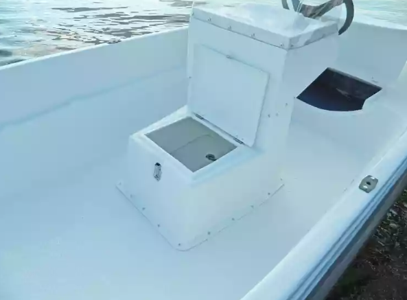 Стеклопластиковая лодка Пингвин с консолью (тримаран) в Хабаровске