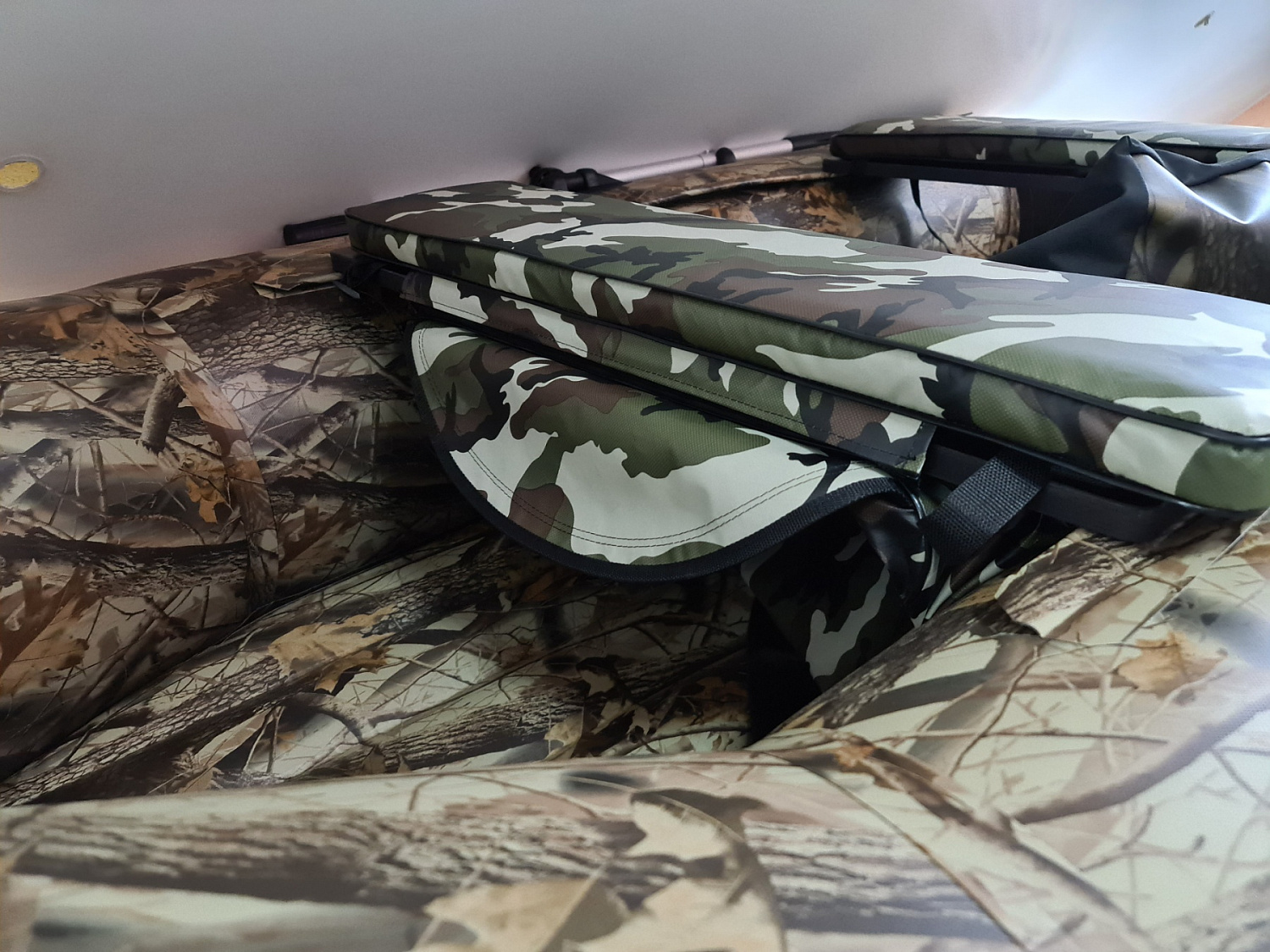 КОМПЛЕКТ МЯГКИХ НАКЛАДОК С СУМКОЙ ДЛЯ ЛОДОК 105Х20 КАМУФЛЯЖ в Хабаровске